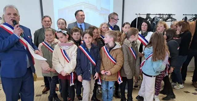photo  jean-yves avignon, maire, retrace les étapes de cette restructuration, entouré de ses élus et du conseil municipal de jeunes.  &copy;  ouest-france 