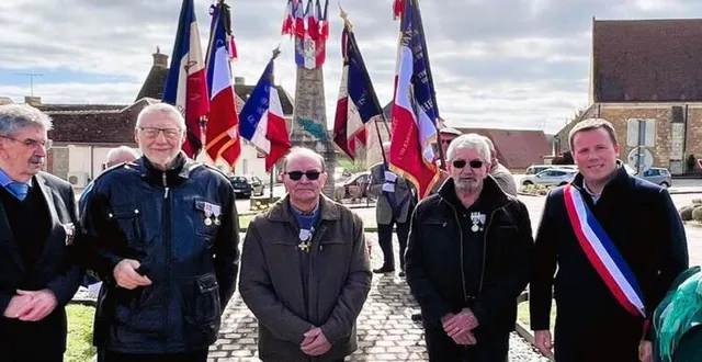 photo  daniel deschamps et gérard pigray (au centre) ont été décorés de la croix du combattant et de la médaille commémorative afn.  &copy;  @val-au-perche 