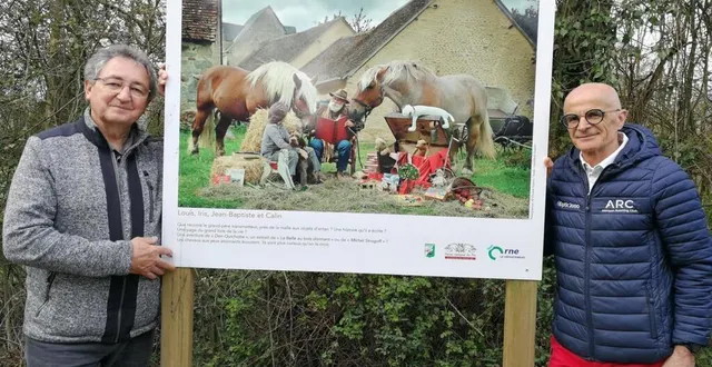 photo  christian dupont, à gauche et jean-marie foubert, encadrant l’une des photographies de l’exposition.  &copy;  ouest-france 