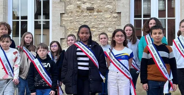 photo  léla félix, entourée par le nouveau conseil municipal des jeunes.  &copy;  @val-au-perche 