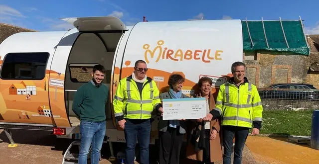 photo  en présence d’andreas chryssopoulos, adjoint de direction à la mdp (à gauche), d’isabelle livache, directrice de la mdp (au centre) : un chèque de 10 000 € a été remis par la fondation vinci pour la cité en tant que participation au financement de la caravane mirabelle. la caravane a été inaugurée samedi 23 mars 2024, à montbizot.  &copy;  ouest-france 