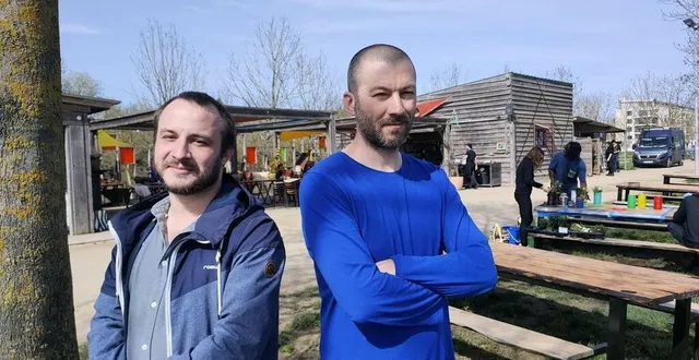 photo  étienne mater (à gauche) et florian sellier sont tous les deux à la tête d’une équipe de 26 personnes, au sein de la guinguette du héron carré à angers, qui rouvre ce lundi 25 mars.  &copy;  ouest-france 