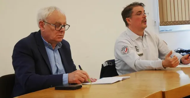 photo  le maire, gérard lurçon, à gauche, le directeur départemental adjoint de la police nationale, thomas alvarez, ont présenté leurs propositions d’action.  &copy;  ouest-france 