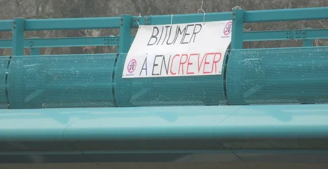 photo  une banderole brandie au-dessus de la d924, en janvier 2024.  &copy;  facebook collectif 924 