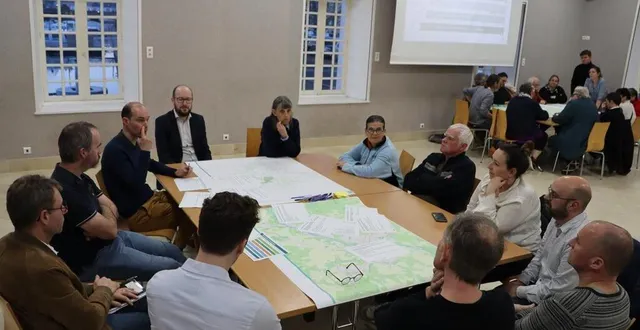 photo  la salle théophile-plé accueillait jeudi 21 mars 2024 le deuxième rendez-vous consacré aux mobilités sur le territoire du pays sabolien.  &copy;  ouest-france 