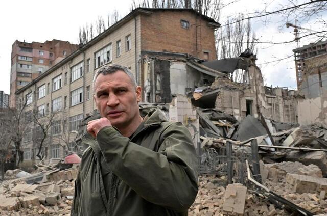 photo le maire de kiev, vitali klitschko, visite le site d’une attaque de missile à kiev le 25 mars 2024, au milieu de l’invasion russe de l’ukraine.  ©  sergei supinsky/afp