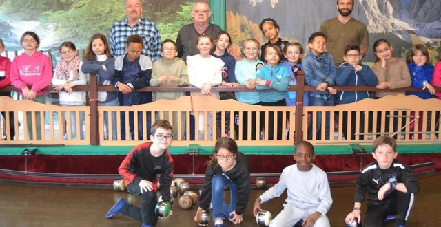 photo  les élèves avec leur professeur et deux pointures de la boule de fort de malicorne.  &copy;  le maine libre 