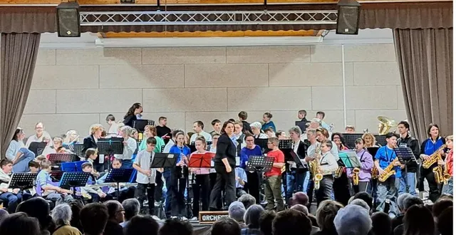 photo  les musiciens de tous les orchestres se sont réunis pour jouer le final commun : « another day in paradise ».  &copy;  ouest-france 