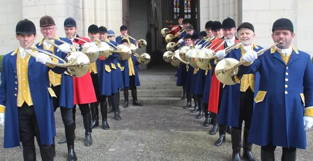 photo  les sonneurs devant l’entrée de l’église.  &copy;  co 