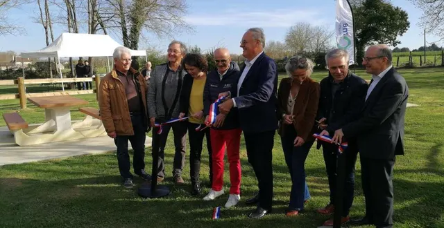 photo  inauguration de l’espace pique-nique par les élus locaux et départementaux.  &copy;  ouest-france 