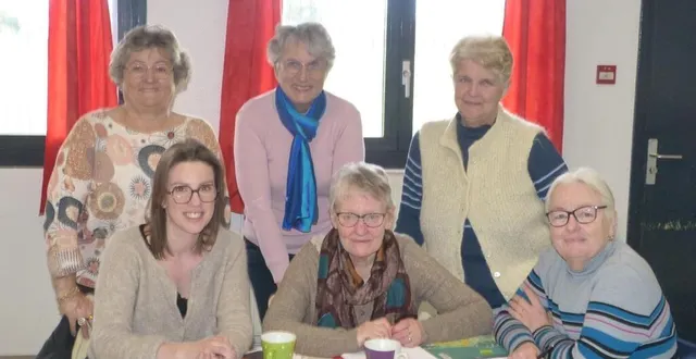 photo  des membres du ccas et de familles rurales entourent justine brémont, responsable de la fédération départementale de familles rurales sarthe.  &copy;  le maine libre 