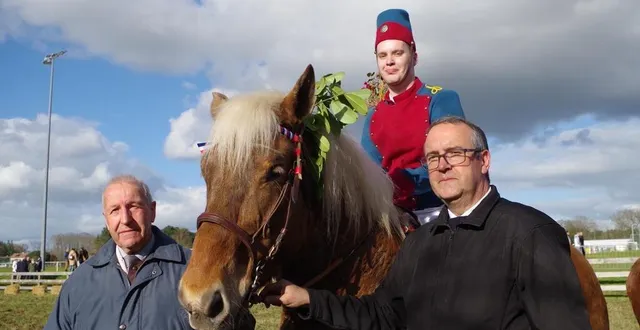 photo  comme daniel, son grand-père et olivier, son père, florian a participé et gagné la fête des lances.  &copy;  le maine libre 