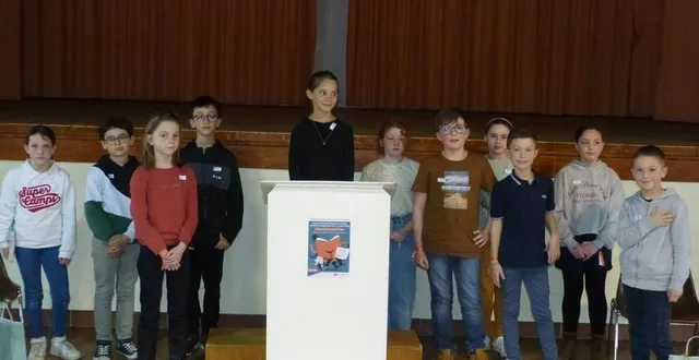 photo  la finaliste lola (au centre) avec les participants à la salle polyvalente.  &copy;  le maine libre 