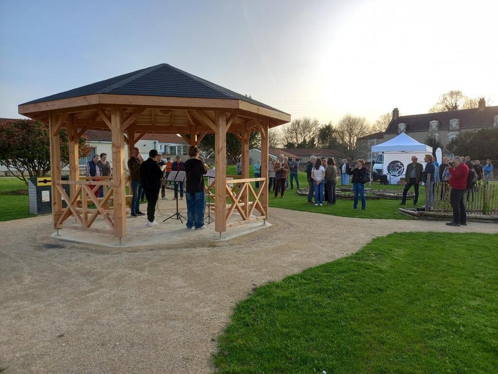 Kiosque En Bois, Arbres Fruitiers Et Roue Des Herbes Aromatiques : Du ...