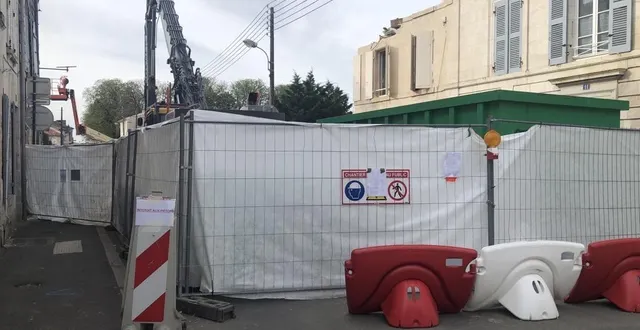 photo  de grandes bâches blanches ont été installées autour des barrières de sécurité, rue tiraqueau.  &copy;  ouest-france 