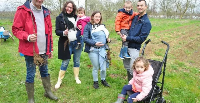 photo  alain penloup avec les parents des deux nouveaux « bébés amapiens ».  &copy;  le maine libre 