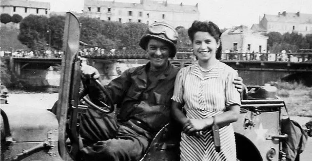 photo  le 80e anniversaire de la libération : objet d’une exposition d’écoliers sarthois à connerré.  &copy;  dr 