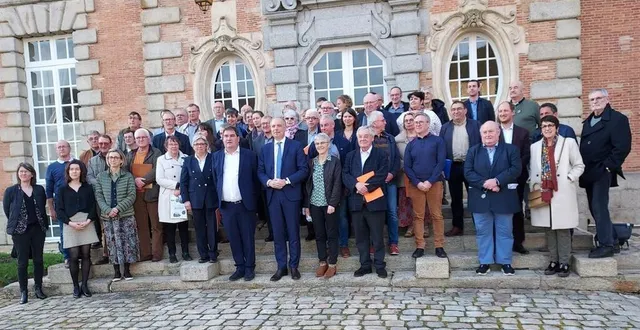 photo  les élus du département étaient réunis pour détailler les différentes phases du programme villages d’avenir.  &copy;  ouest-france 