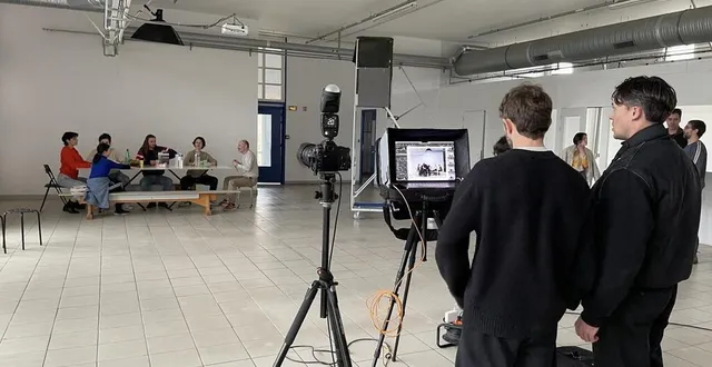 photo  guillaume bresson, artiste peintre et benjamin malapris, photographe, mettent en scène des danseurs des compagnies de danse contemporaines normandes kashyl, noesis, silenda et moi peau, dans les locaux de 2 angles à saint-georges-des-groseillers, dans l’orne.  &copy;  ouest-france 