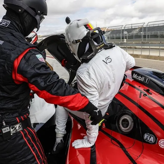 photo le pilote allemand sebastian vettel a pris le volant de la porsche 963 des 24 heures du mans. il découvrait le pilotage d’une telle voiture.  ©  hoch zwei / juergen tap