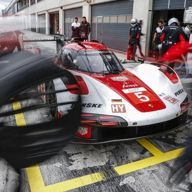 photo le pilote allemand sebastian vettel a pris le volant de la porsche 963 des 24 heures du mans. il découvrait le pilotage d’une telle voiture.  ©  porsche / juergen tap