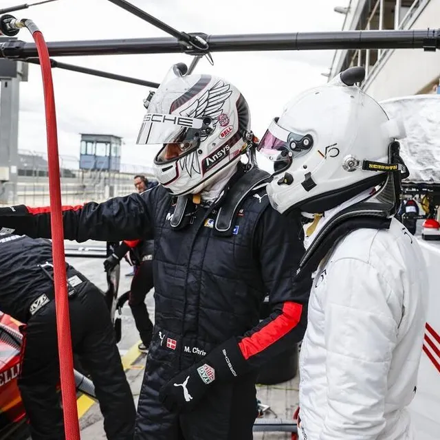 photo le pilote allemand sebastien vettel a pris le volant de la porsche 963 des 24 heures du mans. il découvrait le pilotage d’une telle voiture.  ©  porsche / juergen tap