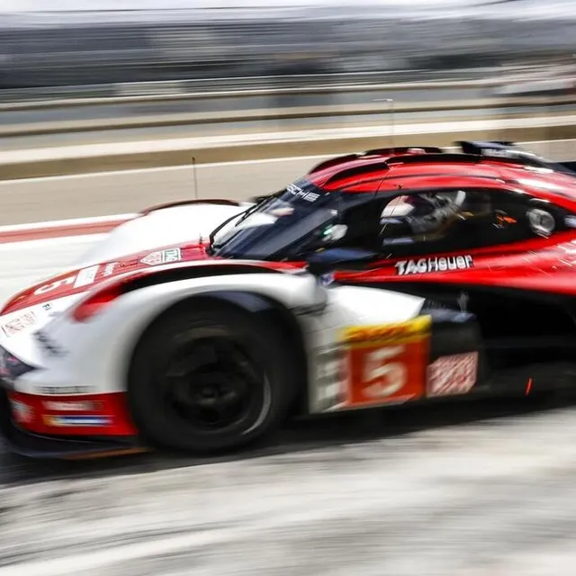 photo le pilote allemand sebastien vettel a pris le volant de la porsche 963 des 24 heures du mans. il découvrait le pilotage d’une telle voiture.  ©  hoch zwei / juergen tap