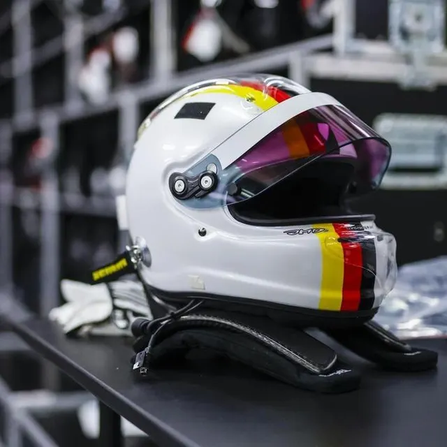 photo le pilote allemand sebastien vettel a pris le volant de la porsche 963 des 24 heures du mans. il découvrait le pilotage d’une telle voiture.  ©  hoch zwei / juergen tap