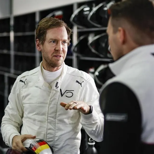 photo le pilote allemand sebastien vettel a pris le volant de la porsche 963 des 24 heures du mans. il découvrait le pilotage d’une telle voiture.  ©  hoch zwei / juergen tap