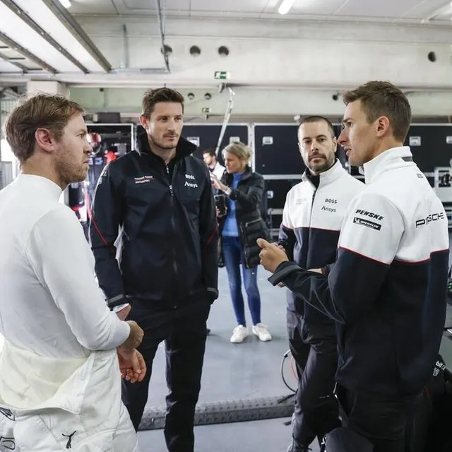 photo le pilote allemand sebastien vettel a pris le volant de la porsche 963 des 24 heures du mans. il découvrait le pilotage d’une telle voiture. ici avec les français estre et makowiecki.  ©  hoch zwei / juergen tap