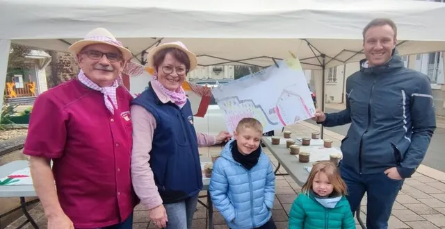 photo  marceau et judith sont venus montrer leur dessin à leur papa, ici en compagnie des bouchers locaux.  &copy;  le maine libre 