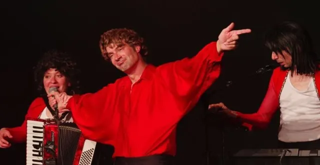 photo  à travers une épopée burlesque, les trois artistes de la cie ernesto barytoni partent pour un voyage musical rocambolesque, samedi.  &copy;  ouest-france 