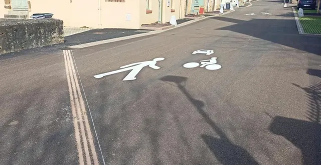 photo  après avoir subi un hydrodécapage, la zone de rencontres a reçu ses derniers marquages au sol avec un tracé (trois lignes parallèles) pour aider les malvoyants à avoir des points de repère pour se déplacer et une signalétique avertissant les usagers des priorités de passage. comme dans toutes zones de rencontres, la priorité est aux piétons, aux cyclistes et enfin aux engins à moteurs.  &copy;  ouest-france 