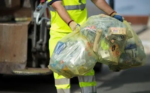 photo  les dirigeants du sitcom tablent sur une augmentation de 7 % du tri sélectif.  &copy;  archives ouest-france 