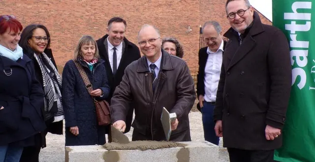 photo  la pose de la première pierre du futur multi-accueil communautaire s’est faite avec professionnalisme par les autorités présentes.  &copy;  le maine libre 