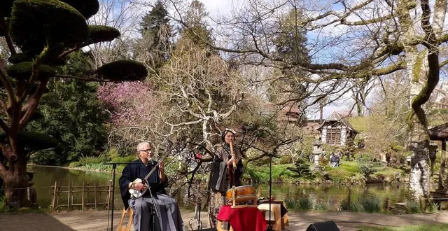 photo  le duo satsuki avec harugin sawada et son shamisen et katsura avec son shakuhachi.  &copy;  ouest-france 