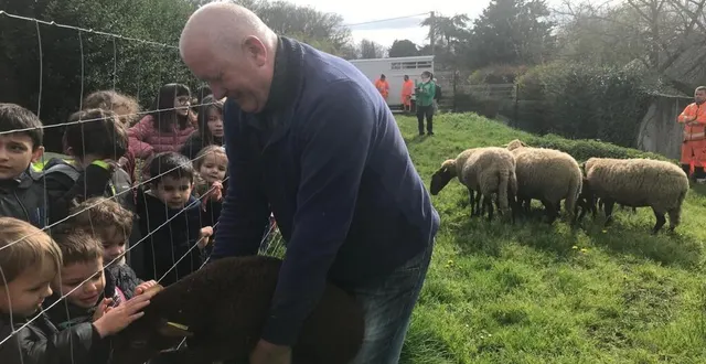 photo  les enfants ont été très heureux de caresser l’agneau tenu par christian gilbert, le berger.  &copy;  ouest-france 