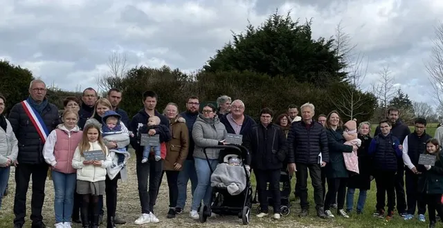 photo  huit familles ont choisi des arbres pour un parrainage de leurs bébés.  &copy;  ouest-france 