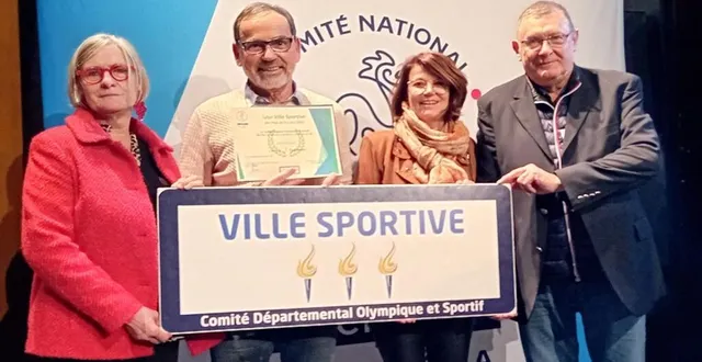 photo  jean claude moser, maire, au centre entouré de maryse redureau à sa gauche, adjointe en charge des associations, catherine tencé, coprésidente du tcrs maine cœur de sarthe et conseillère municipale, et de thierry nore, président de l’association sports saint-pavace (assp).  &copy;  le maine libre 