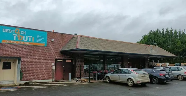 photo  le magasin destock’tout est installé dans les anciens locaux d’aldi, route de bessé-sur-braye.  &copy;  ouest-france 