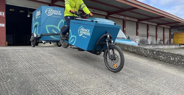 photo  emmanuel faucher est l’un des deux employés de l’agence géodis d’alençon à piloter le vélo cargo qui sert à livrer des colis dans le centre-ville.  &copy;  ouest-france 