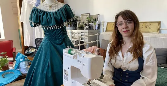 photo  la costumière axelle menant travaille de chez elle, à bazouges-cré-sur-loir.  &copy;  ouest-france 