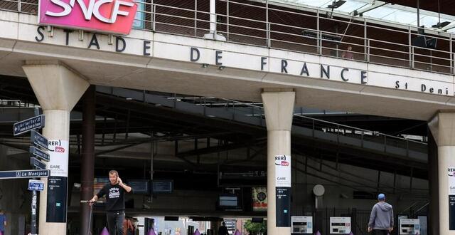 photo  le stade de france à saint-denis qui va se remplir et se vider trois fois par jour va représenter un sacré défi pour les transports parisiens et franciliens. 