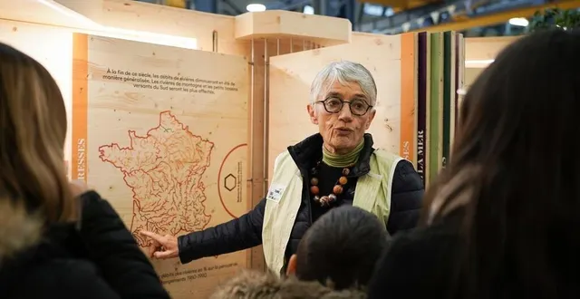 photo  chaque groupe visitant l’exposition de la tournée du climat et de la biodiversité sera accompagné d’un scientifique (ici sur le thème du débit des rivières à la fin du xxie siècle).  &copy;  dr / julien le youdec tdcb 