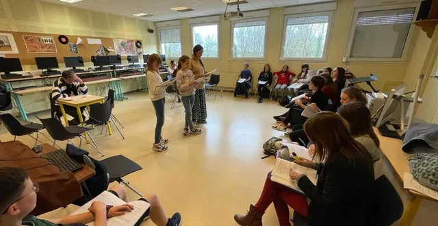 photo  les élèves de 5e sont très attentifs au jeu de leurs camarades.  &copy;  ouest-france 