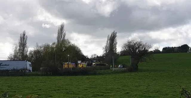 photo  un poids lourd s’est couché à la sortie de coulans-sur-gée, sur la rd357, en direction de laval.  &copy;  témoin 