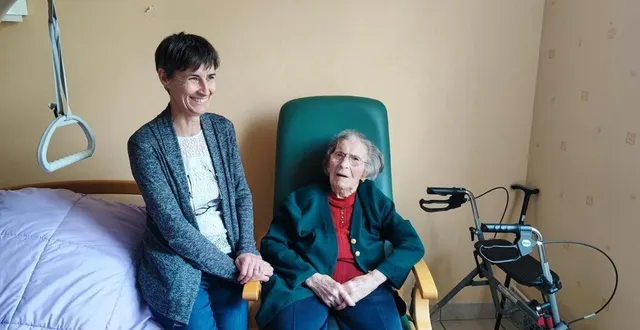 photo  christine bouchevreau, animatrice, et marthe adet, doyenne de la sarthe.  &copy;  ouest-france 