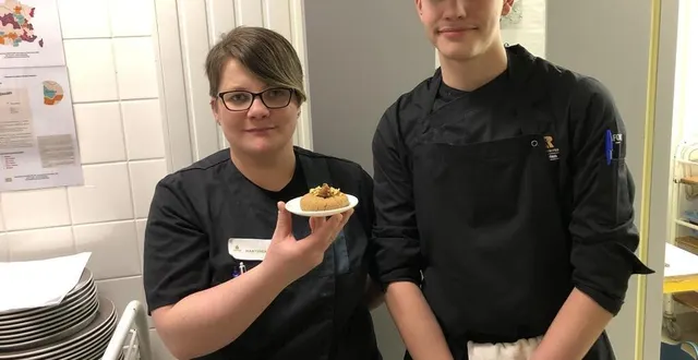 photo  emilie martineau, cheffe de la cuisine du collège d’écouché-les-vallées, et son commis ryan blouet, en deuxième année de cap cuisine à la mfr d’argentan, ont remporté la médaille d’or de l’orne avec un sablé chouchou caramel.  &copy;  ouest-france 