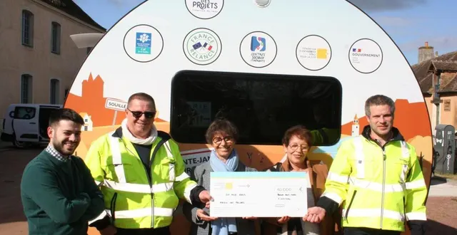 photo  remise officielle du chèque de 10 000 € aux responsables de la maison des projets par les parrains de la fondation vinci.  &copy;  le maine libre 