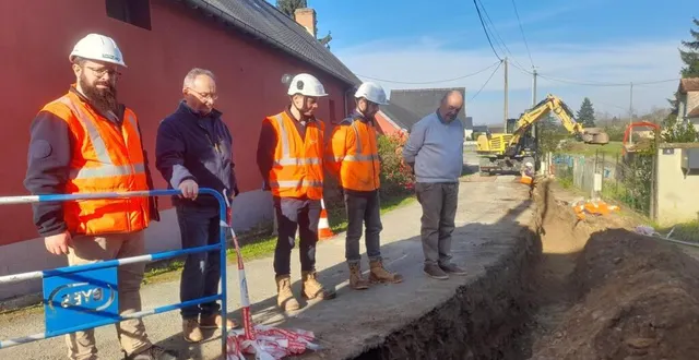photo  une réunion de chantier est toujours l’occasion de faire le point sur le déroulement des travaux.  &copy;  le maine libre 